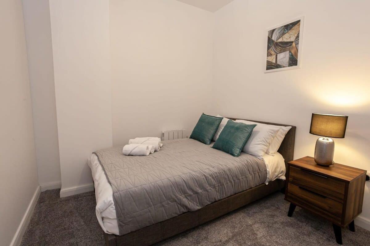 Modern 2 Bedroom Apartment In Bolton Extérieur photo