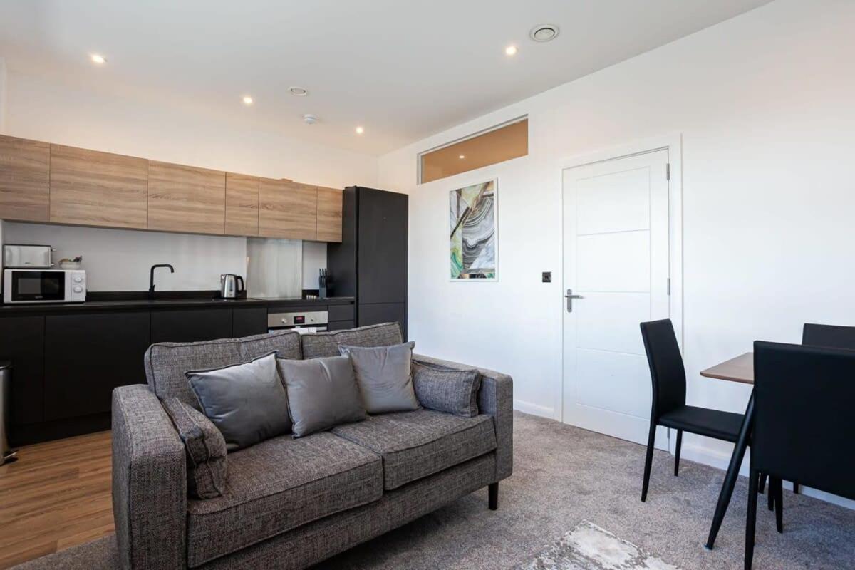 Modern 2 Bedroom Apartment In Bolton Extérieur photo